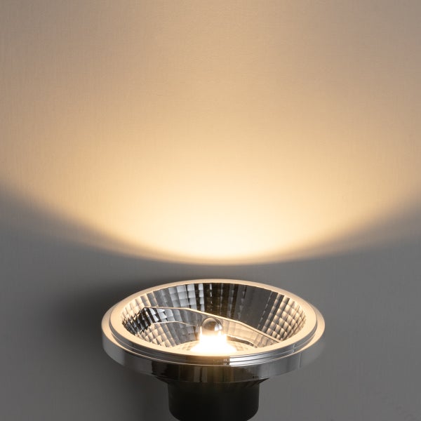 LED-Reflektorlampe mit warmweißem Lichtstrahl und verchromtem Reflektor.