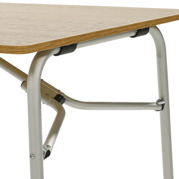 Detailansicht eines Klapptisches mit Tischplatte in Holzoptik und silberfarbenem Metallgestell.