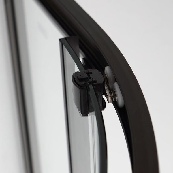 Detailaufnahme einer Duschkabine mit Schiebetür und Rollenführung