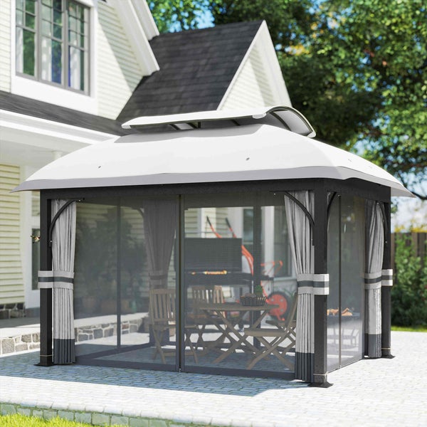 Gartenpavillon mit weißem Doppeldach, Vorhängen und Moskitonetzen auf einer gepflasterten Terrasse vor einem Haus.
