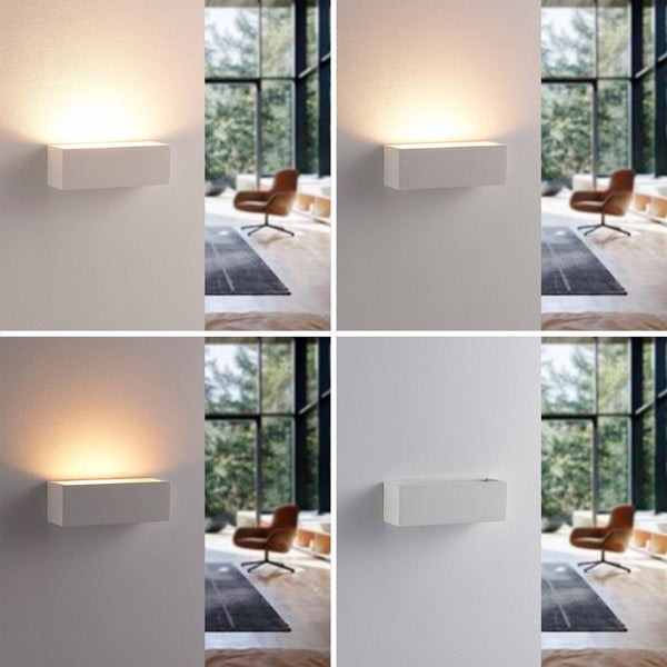 Rechteckige Wandleuchte mit Lichtaustritt nach oben in einem Wohnzimmer, dargestellt in verschiedenen Helligkeitsstufen und ausgeschaltet.