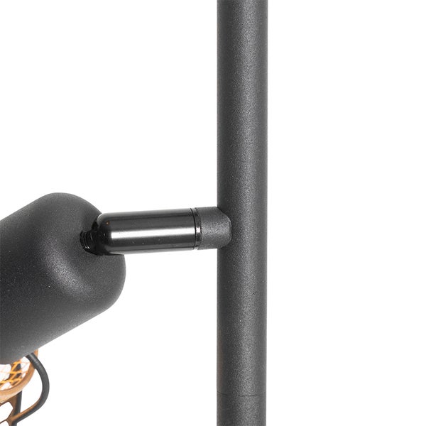 Detailaufnahme einer schwarzen Stehlampe mit Lampenkopf