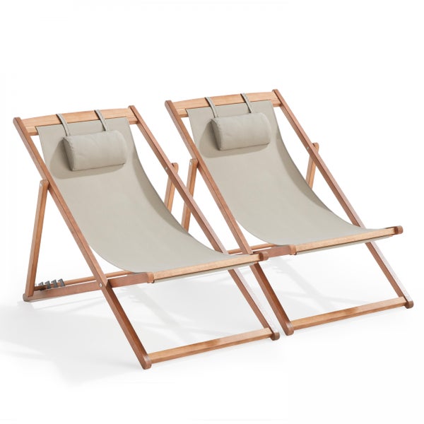 Zweier-Set Liegestühle aus Holz mit beigefarbener Textilbespannung und integriertem Kopfkissen.