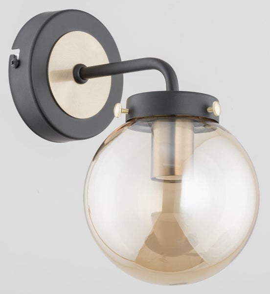 Moderne Wandleuchte mit kugelförmigem Glasschirm und Elementen aus Metall zur Wandmontage.