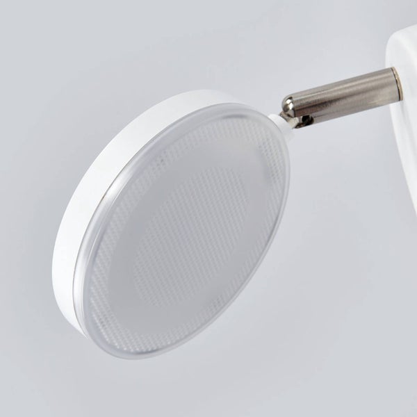 Nahaufnahme eines runden LED-Strahlerkopfes mit weißem Gehäuse und verstellbarem Metallgelenk.