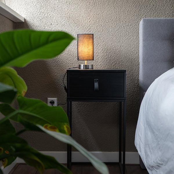 Nachttisch mit Lampe im Schlafzimmer