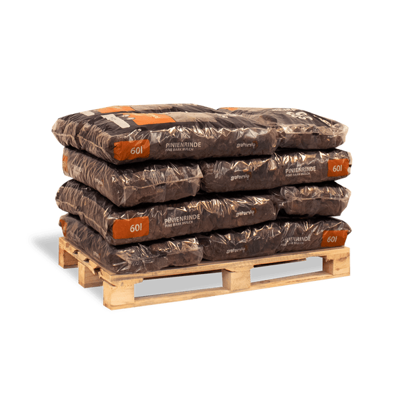 Mehrere Säcke Pinienrinde von galamio auf einer Palette gestapelt, Inhalt pro Sack 60 Liter.