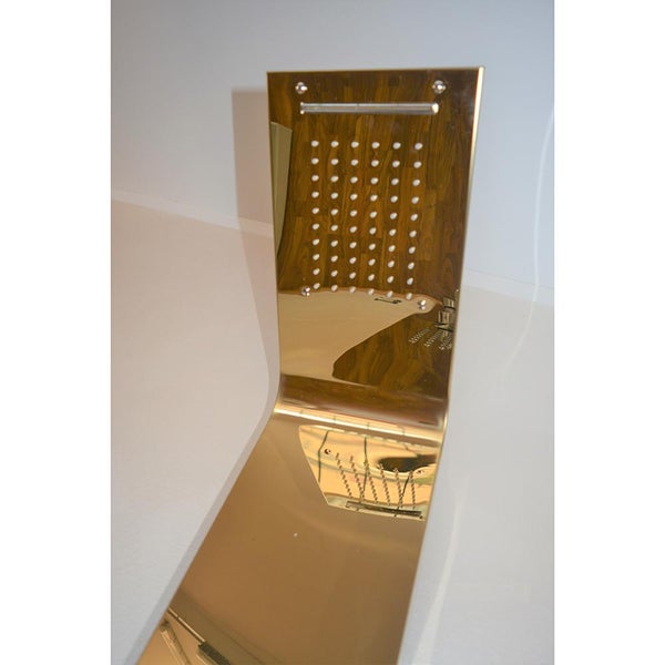 Goldfarbene, rechteckige Regendusche mit Wasserfallfunktion und zahlreichen Düsen.