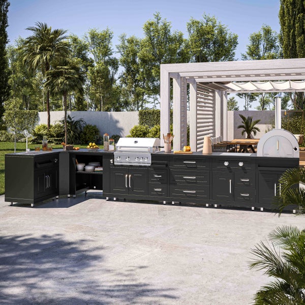 Moderne modulare Außenküche mit Gasgrill, Pizzaofen, Spülbecken und Unterschränken in einem hellen Garten mit Pergola.