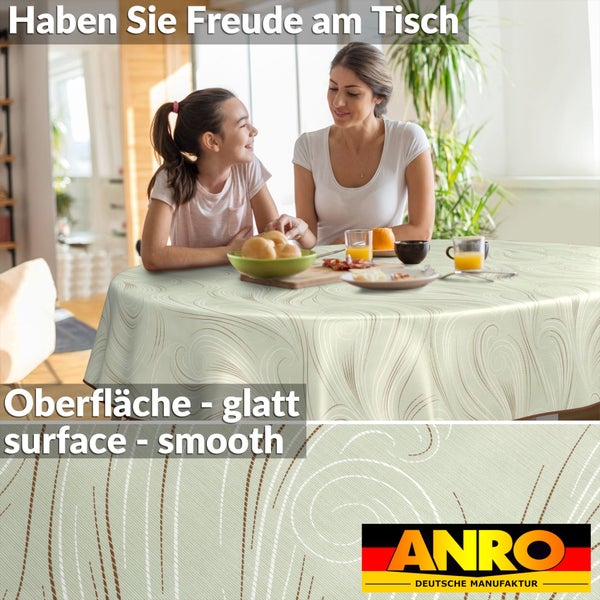 Familie sitzt an einem Esstisch mit glatter Tischdecke und ANRO Logo