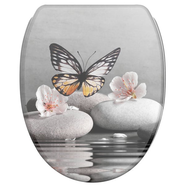 Toilettensitz mit Motiv von Schmetterling, Steinen und Blüten über Wasserfläche.