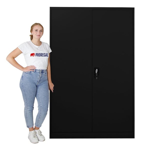Schwarzer Stahlschrank mit zwei Türen und Schloss neben einer Frau.