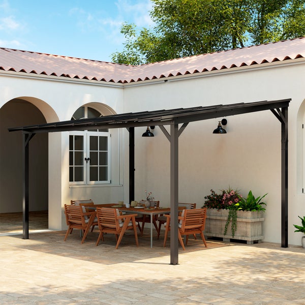 Moderne Terrassenüberdachung aus dunklem Metall mit Lounge-Möbeln aus Holz, Sofa, Sessel und Couchtisch auf einer hellen Steinterrasse.