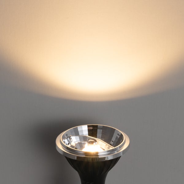 LED-Reflektorlampe mit eingeschaltetem warmweißem Lichtstrahl.