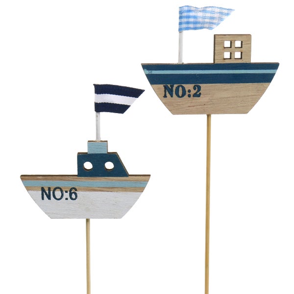 Dekorative Holzboote auf Stäben, jeweils mit aufgedruckter Nummer