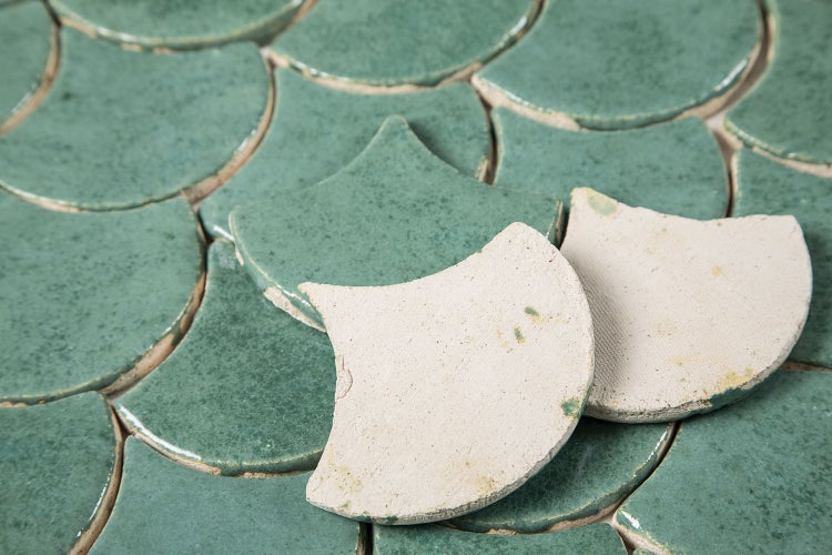 Grüne Mosaikfliesen in Fächerform für Wand und Boden