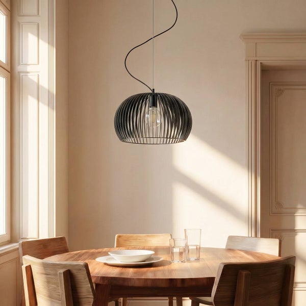Moderne schwarze Pendelleuchte mit Schirm aus Metallstreben über einem runden Holzesstisch in einem hellen, minimalistischen Zimmer.