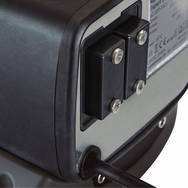 Detailansicht einer Teichpumpe mit Typenschild, verschraubten Bauteilen und Stromkabel.