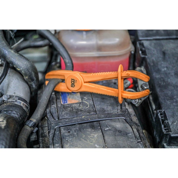 Schlauchklemmenzange in einem Motorraum