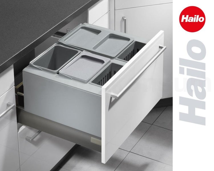Hailo Mülltrennsystem in Küchenschublade mit mehreren grauen Abfallbehältern und Deckeln. Hailo Logo.