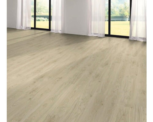 Heller Laminatboden in einem Zimmer mit Fenstern