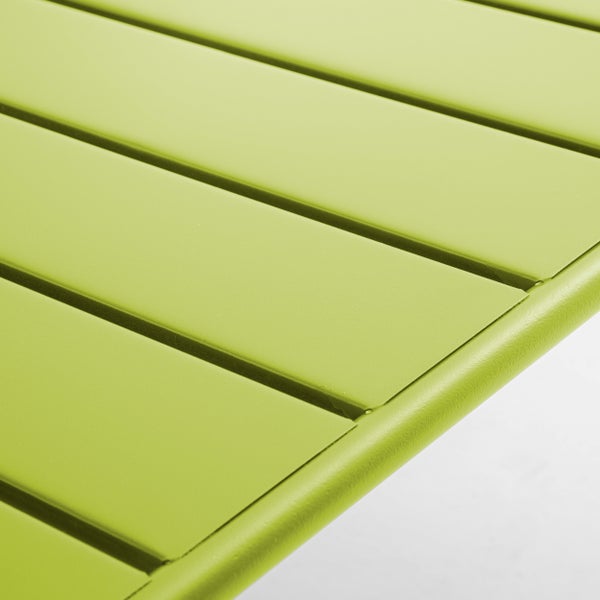 Nahaufnahme einer grünen Tischplatte aus Metalllamellen.
