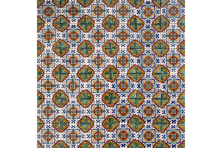 Fliesenwand mit floralem Muster