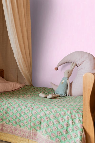 Kinderzimmer mit Himmelbett, Mondkissen und Stoffhase