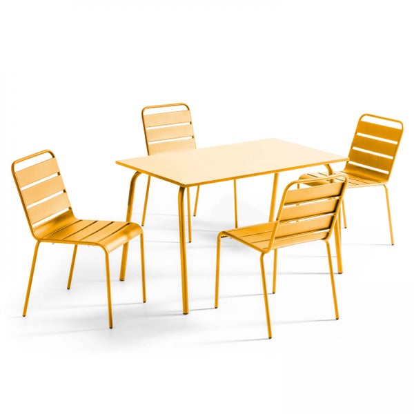 Gelbes Gartenmöbel-Set aus Metall mit einem rechteckigen Tisch und vier Stühlen im Latten-Design.