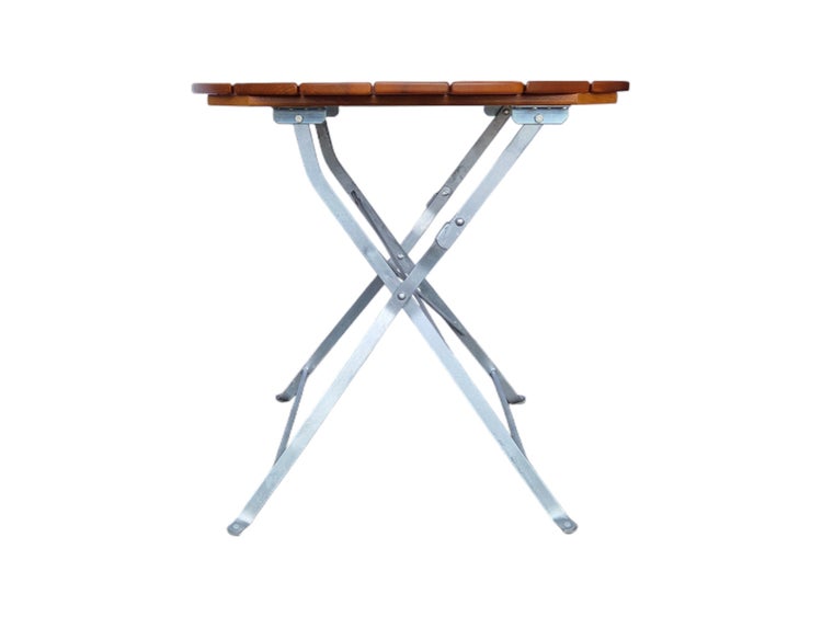 Klappbarer Gartentisch mit einer Tischplatte aus Holzlatten und einem verzinkten Metallgestell in X-Form.