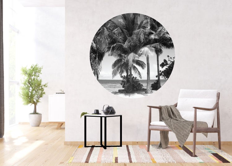 Wohnzimmer mit runder Wanddekoration, Sessel und Beistelltisch