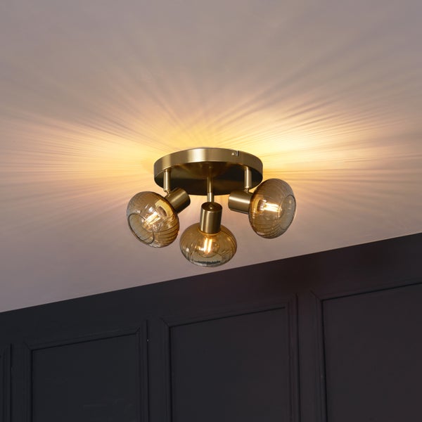 Deckenleuchte mit drei Strahlern und bernsteinfarbenem Glas