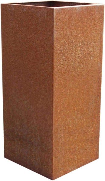 Rechteckige Pflanzsäule aus wetterfestem Corten-Stahl.