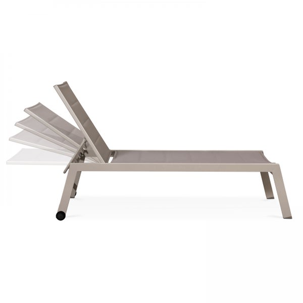 Taupefarbene Gartenliege aus Aluminium mit mehrfach verstellbarer Rückenlehne und integrierten Rollen.