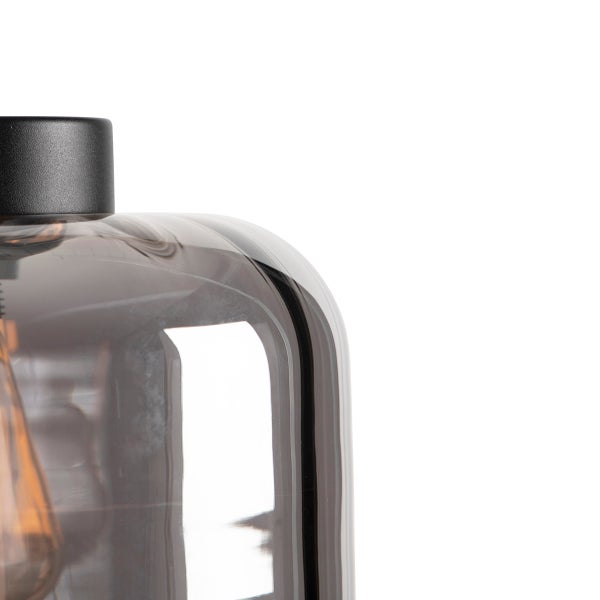 Detailansicht einer Pendelleuchte mit transparentem Schirm