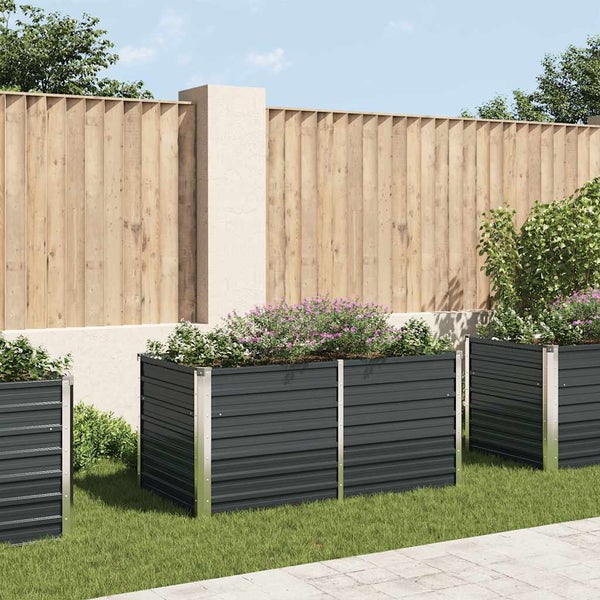 Drei rechteckige Hochbeete aus Metall im Garten