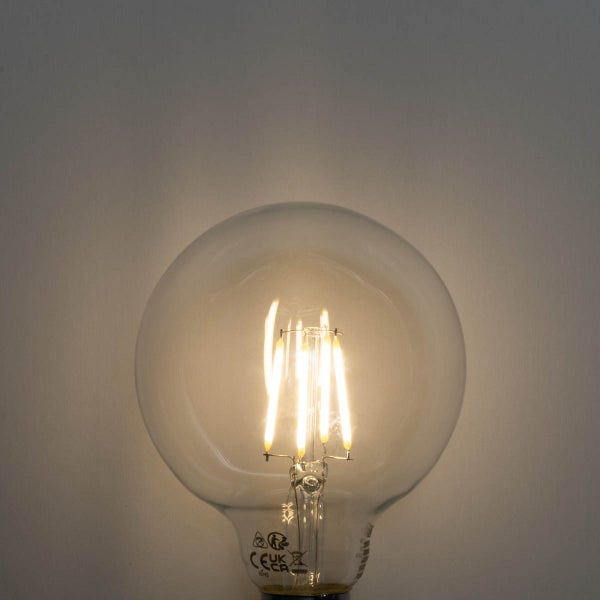 LED-Filament-Globelampe aus Klarglas mit leuchtenden Filamenten.