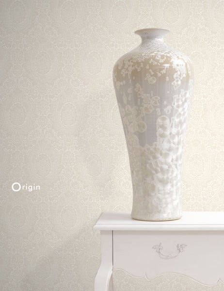 Dekorative Tapete mit einem großen Dekanter auf einer Kommode