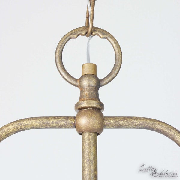 Detailansicht einer Hängelampe aus Metall