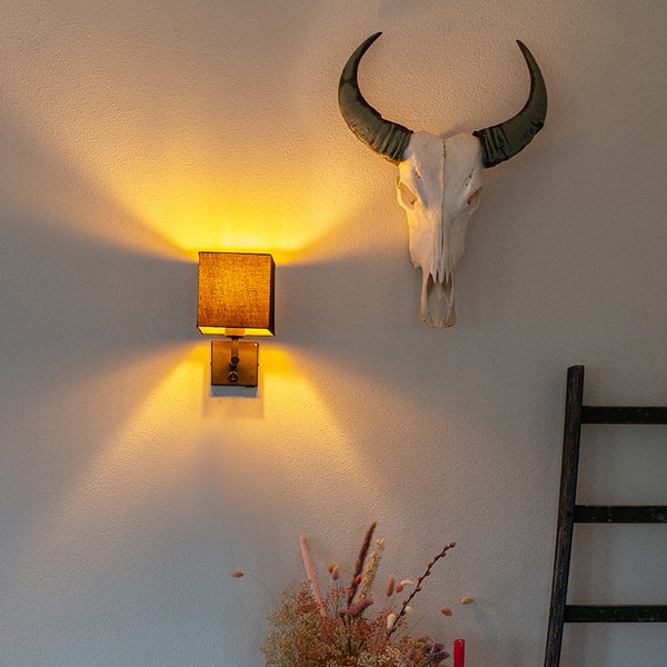 Wandleuchte mit quadratischem Schirm und Dekoration mit Schädel