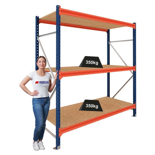 Weitspannregal mit drei Holzböden und blau-orangem Metallrahmen, Tragkraft 350 Kilogramm je Boden, mit einer Person zum Größenvergleich.