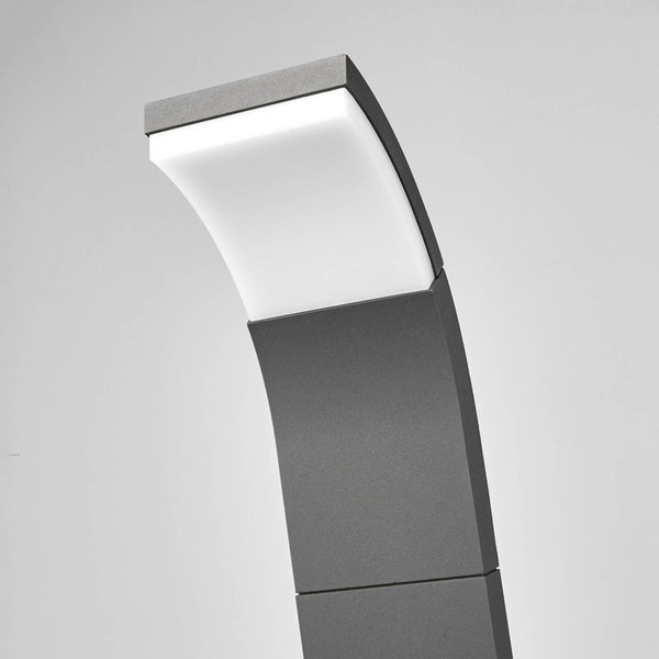 Moderne anthrazitfarbene Wegeleuchte mit gebogenem Kopf und weißer Lichtfläche.