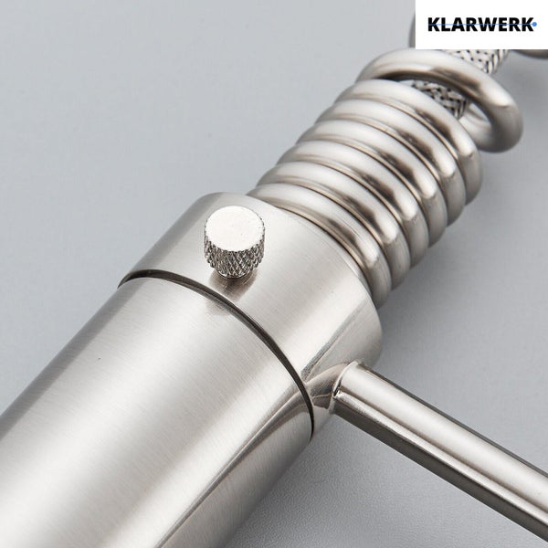 Nahaufnahme einer Küchenarmatur aus gebürstetem Metall mit Einstellknopf und Spiralfeder, Klarwerk Logo.