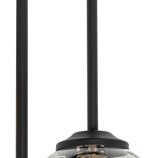 Detailaufnahme einer Hängelampe mit Abhängung