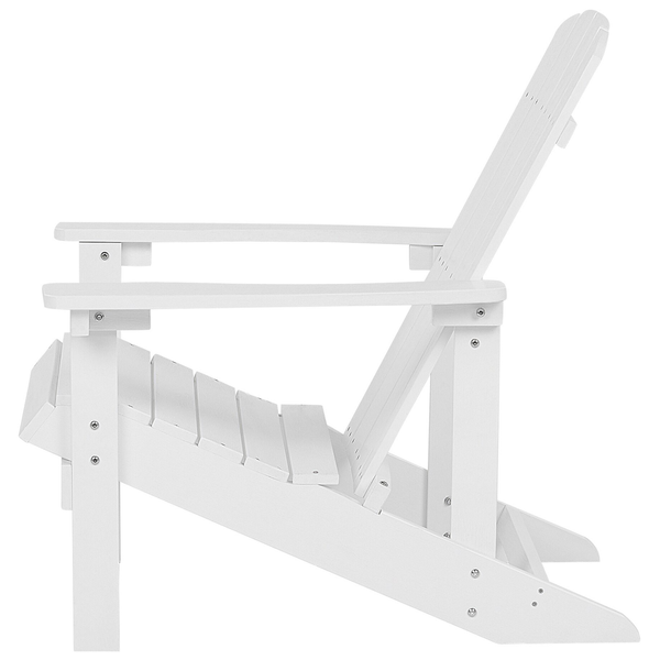 Weißer Adirondack-Gartenstuhl aus Holz in der Seitenansicht.