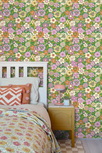 Schlafzimmer mit Wandtapete mit Blumenmuster, Bett und Nachttisch