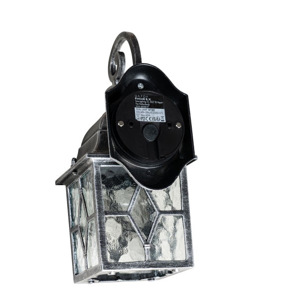 Außenwandleuchte im Laternen-Stil aus silberfarbenem Metall mit Glasscheiben, Rückansicht mit Montageplatte.