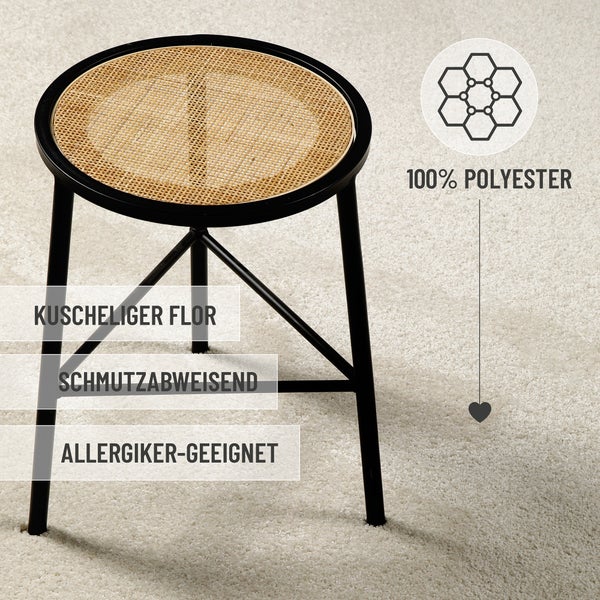 Teppich aus 100 Prozent Polyester mit kuscheligem Flor, schmutzabweisend und für Allergiker geeignet.