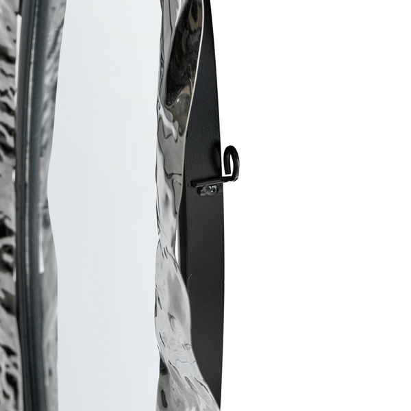 Nahaufnahme eines Spiegelrahmens mit wellenförmiger Front, schwarzer Metallrückseite und einem Aufhänger aus Metall zur Wandmontage.