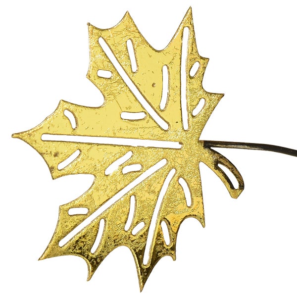 Dekoratives Ahornblatt aus Metall mit Ausschnitten